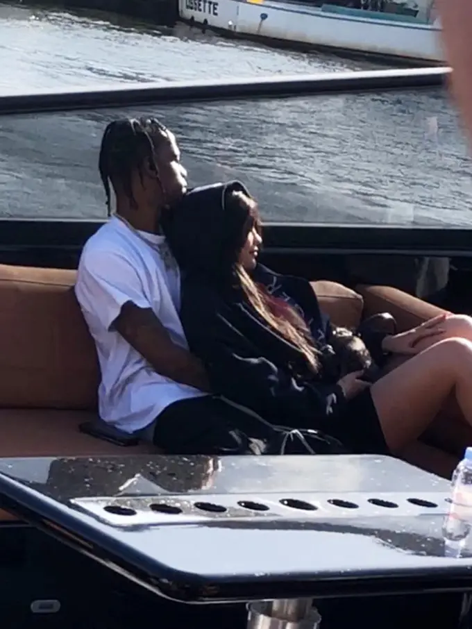 [Bintang] Kylie Jenner - Travis Scott