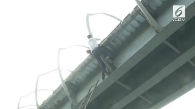 Polisi lalu lintas berhasil menggagalkan upaya bunuh diri seorang pria di India. Insiden itu terjadi di sebuah jembatan di wilayah Raipur.