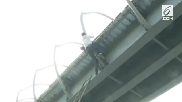 VIDEO: Aksi Heroik Penggagalan Percobaan Bunuh Diri di Jembatan