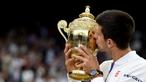 Novak Djokovic kembali menjuarai Wimbledon 2015 setelah mengalahkan Roger Federer 7–6, 6–7, 6–4, 6–3. Minggu (12/7/2015) malam WIB. (EPA/ANDY RAIN)