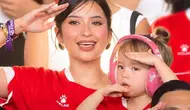 Potret Kamari Nonton Final FIFA ASEAN Cup Pakai Earmuff, Bukan Cuma Aksesori