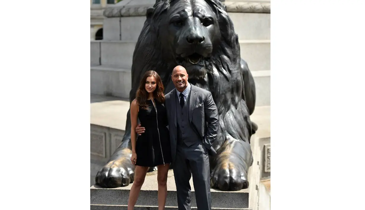 Irina Shayk dan Dwayne Johnson saat hadir di sesi foto film 'Hercules' di Trafalgar Square, LondonRabu (2/7/14). (AFP PHOTO/Ben Stansall)