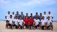 Timnas Sepak Bola Pantai Indonesia saat melakukan latihan di Pantai Tanjung Benoa beberapa waktu lalu. (Bola.com/Alit Binawan)