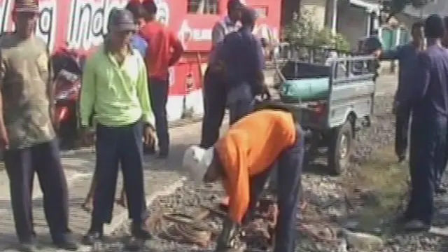 Rel Kereta Depok-Citayam Patah, Penumpang Telantar