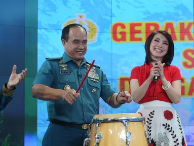 KSAL Laksamana TNI Ade Supandi secara simbolis menabuh gendang di Studio SCTV, Jakarta, Sabtu (15/8/2015). Demi menyelamatkan laut Indonesia, SCTV dan TNI AL bekerja sama melakukan Ekspedisi Sejuta Terumbu Karang.  (Liputan6.com/Faizal Fanani)