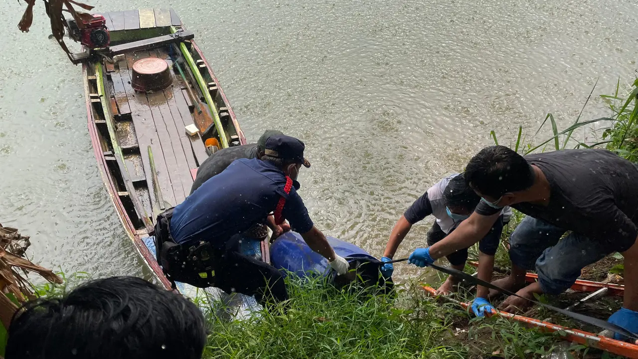 Warga Kota Tangerang dihebohkan dengan penemuan mayat perempuan di dalam tong plastik besar berwarna biru, yang mengambang di bantaran Sungai Cisadane.