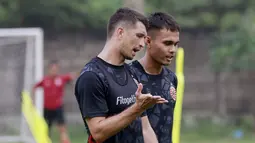 Pemain Persija Jakarta, Ondřej Kúdela, berbincang dengan Rezaldi Hehanusa saat sesi latihan di Nirwana Park Sawangan, Jawa Barat, Kamis (7/7/2022). Latihan merupakan persiapan jelang bergulirnya Liga 1 musim 2022/2023. (Bola.com/M Iqbal Ichsan)