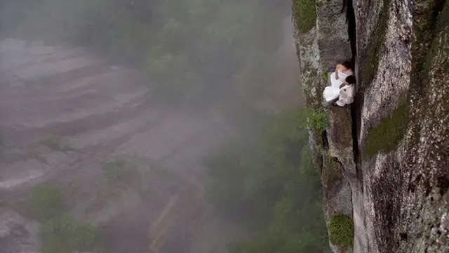 6 Potret Prewedding Paling Ekstrem Ini Ngeri, Salah Satunya Dekat Lava