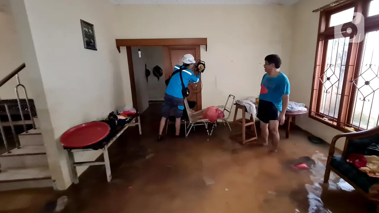 FOTO: Kesibukan Petugas PLN Amankan Jaringan Listrik Saat Banjir