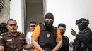 Dalam kasus tersebut satu orang tewas serta satu lainnya terluka dan sempat kritis. Tampak dalam foto, tersangka Coskun Mevlut (tengah) saat dibawa kembali ke rumah tahanan setelah menjalani pemeriksaan oleh pihak kejaksaan di Badung, Bali, pada 15 Oktober 2025. (Dicky Bisinglasi/AFP)