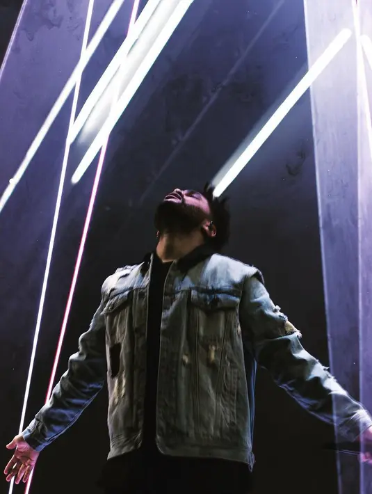 Yup, penyanyi berusia 27 tahun tersebut menghabiskan waktu untuk menghapus semua foto Selena Gomez dari akun Instagramnya tersebut. (instagram/theweeknd)