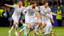 Pemain Real Madrid berhamburan usai memastikan gelar Liga Champions 2015/2016 di Stadion San Siro, Milan, Minggu (29/5). Madrid menjadi juara setelah mengalahkan Atletico via babak adu penalti. (Reuters/ Stefan Wermuth)