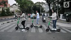 Pengguna jalan mengendarai otopet atau skuter listrik di Jakarta, Rabu (16/10/2019). Pemerintah Provinsi DKI Jakarta melalui Dinas Perhubungan menyiapkan regulasi untuk penggunaan skuter listrik di jalur sepeda. (merdeka.com/Iqbal Nugroho)
