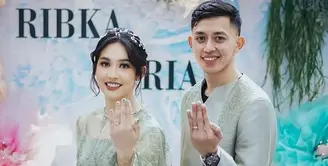 MUA Ghamamakeups memoles wajah Ribka dengan makeup flawless mengaplikasikan lipstik nude. Dengan gaya rambut sanggul modern dihiasi hairclip model bunga warna putih dengan poni membingkai wajah. [@rvsdphoto]