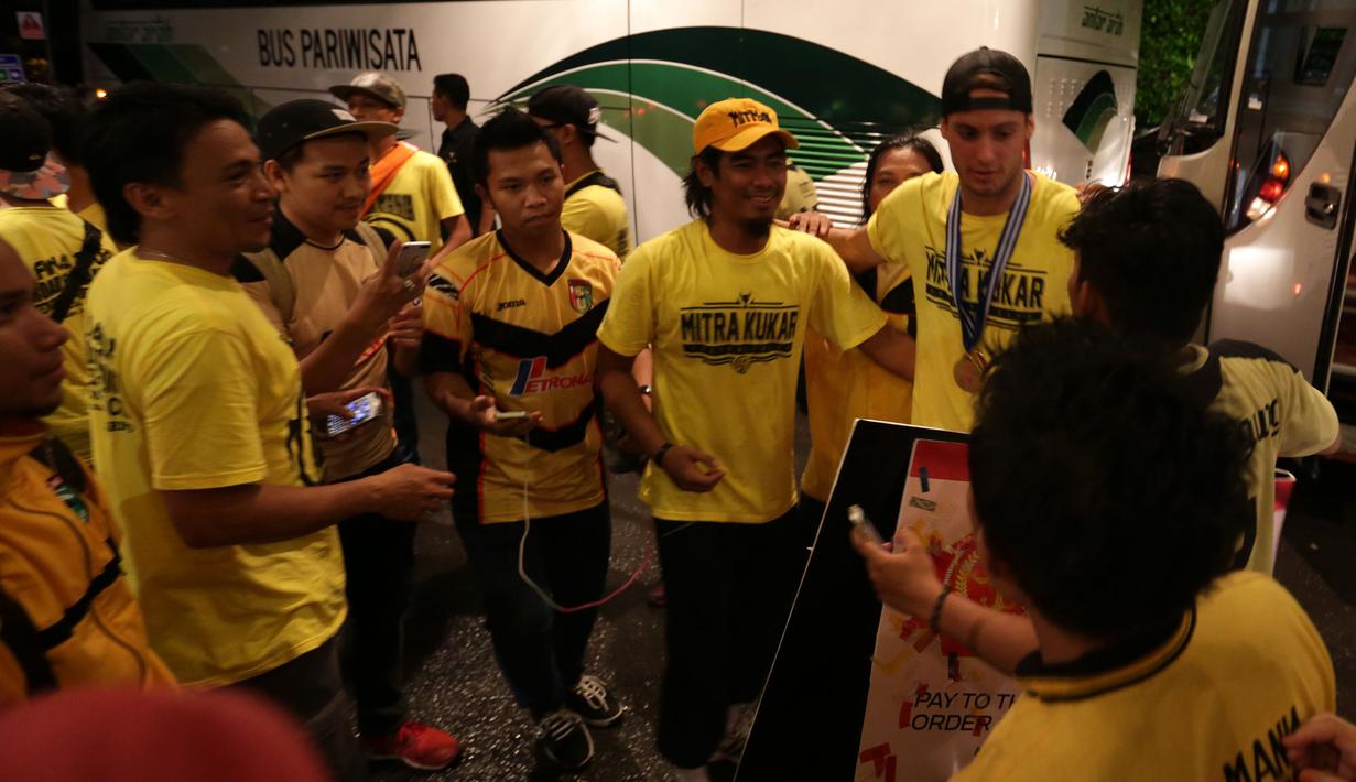 Pemain Mitra Kukar, Patrick Cruz, disambut suporter Mitra Kukar saat tiba di Hotel Sultan, Jakarta, seusai menjuarai Piala Jenderal Sudirman, Minggu (24/1/2016). (Bola.com/Arief Bagus)