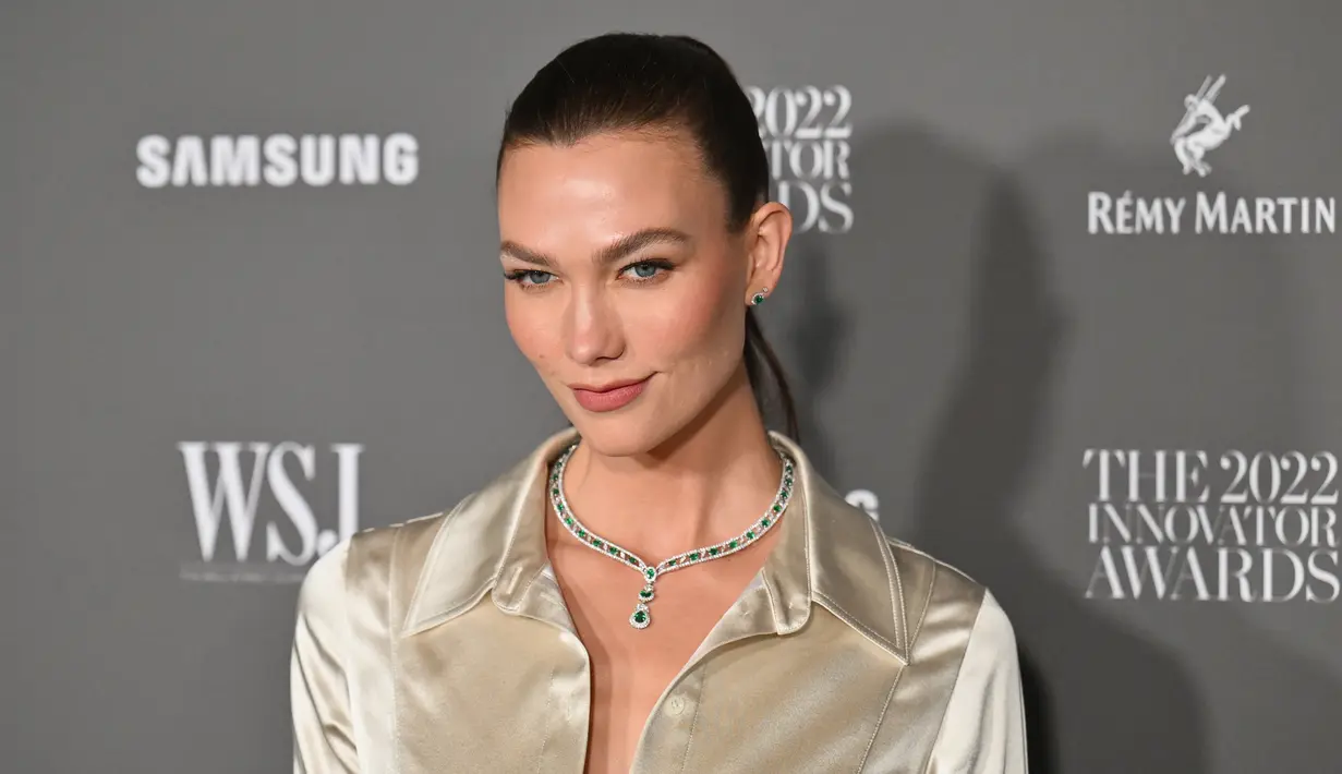 Karlie Kloss menghadiri WSJ. Magazine 2022 Innovator Awards di Museum of Modern Art, New York City, Amerika Serikat, 2 November 2022. Karlie Kloss membuat penampilan memukau dalam setelan sutra yang menarik saat dia berjalan di karpet merah WSJ. Magazine 2022 Innovator Awards. (ANGELA WEISS/AFP)