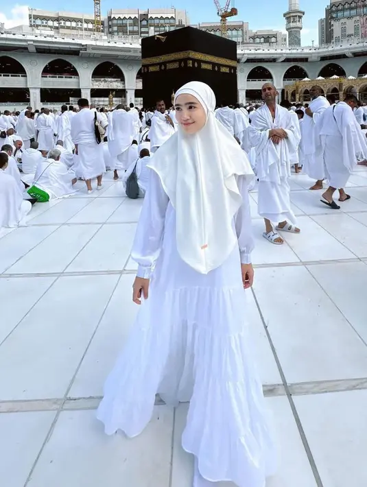 Febby juga tampil dengan gamis ruffle dipadukan kerudung panjang. Wajahnya pun tampak glowing meski dengan makeup tipis. [@febbyrastanty]