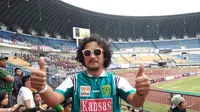 Isa Bajaj menyaksikan langsung final Liga 2 yang mempertemukan Persebaya Surabaya dan PSMS Medan. (Liputan6.com/Cakrayuri Nuralam)