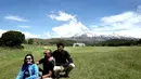 Sebelum pandemi, putri Quraish Shihab bersama suami dan putranya menghabiskan tahun baru di Tongariro National Park, Selandia Baru. (Foto: Instagram/@izzatassegaf)