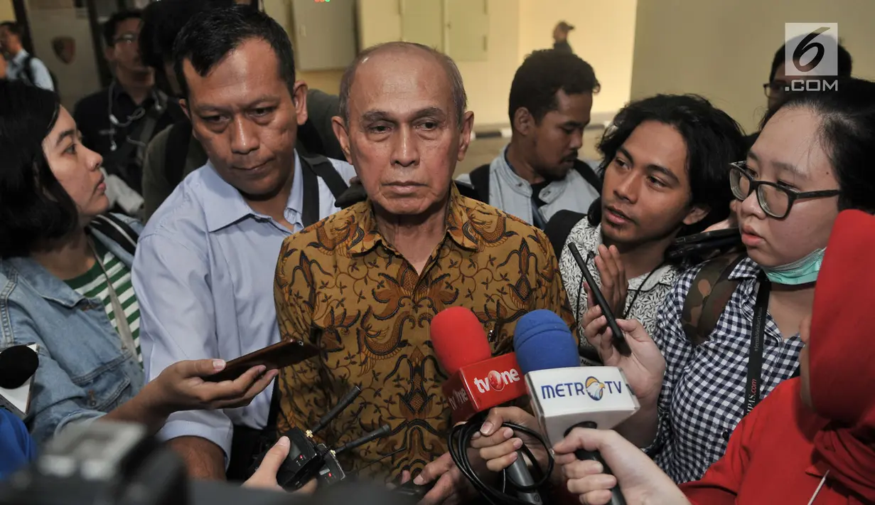 Mantan Kas Kostrad Kivlan Zen memberikan keterangan kepada awak media saat tiba memenuhi panggilan di Gedung Bareskrim Mabes Polri, Jakarta, Senin (13/5/2019). Kivlan datangan dengan mengenakan kemeja batik lengan panjang. (merdeka.com/Iqbal Nugroho)