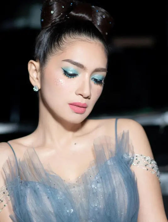 Angel Karamoy tampil bak peri dengan makeup bernuansa biru laut. Outfit manis berpadu dengan makeup yang juga bernuansa biru kehijauan tampak luar biasa pada Angel Karamoy. Foto: Instagram.