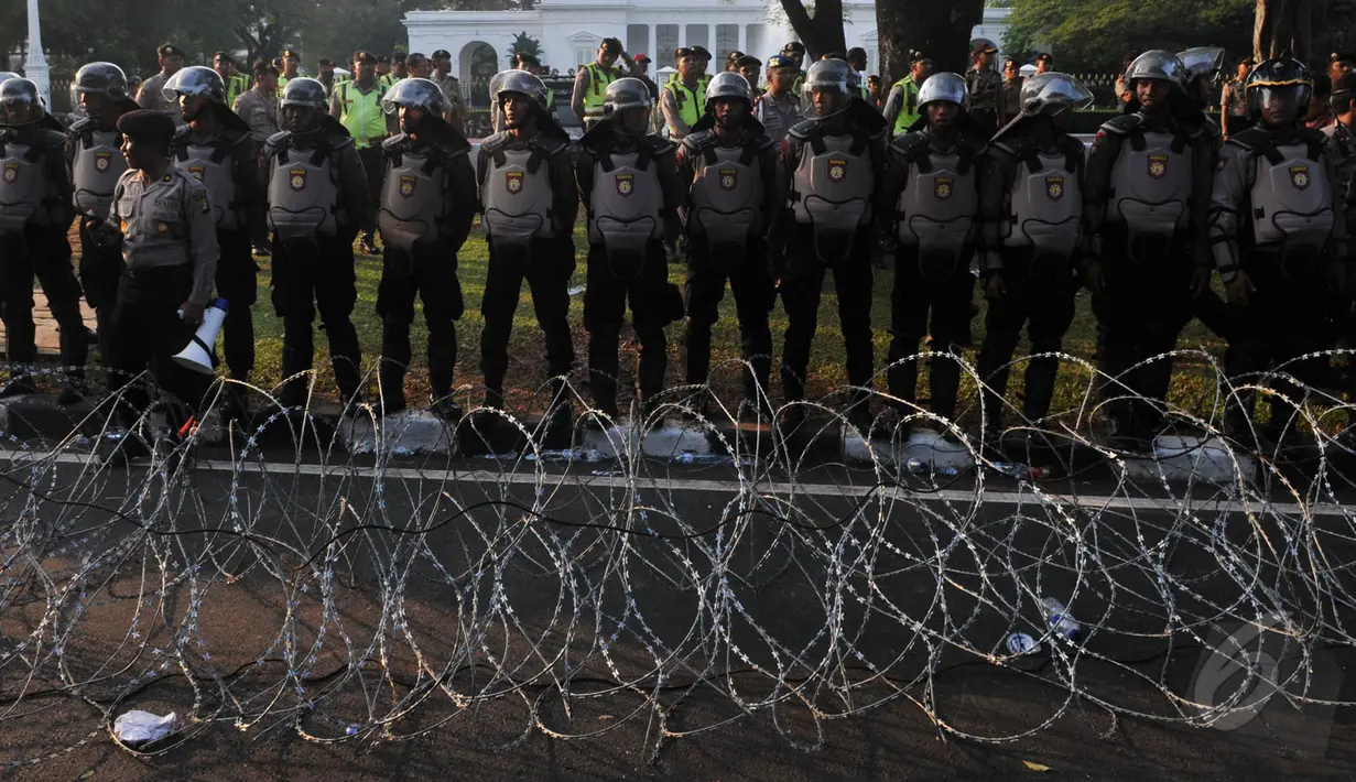 Suasana di depan Istana Negara, Jakarta Pusat, Rabu (20/5/2015), dipenuhi oleh aparat kepolisian. Mereka bertugas melakukan pengamanan mengantisipasi demo besar pada Hari Kebangkitan Nasional (Harkitnas). (Liputan6.com/JohanTallo)