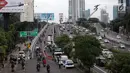 Sejumlah kendaraan melintasi flyover Pancoran yang mulai dibuka untuk umum, Jakarta, Senin (15/1). Pemprov DKI hari ini mulai mengoperasikan jalan layang Pancoran yang menghubungkan Jalan MT Haryono dan Jalan Gatot Subroto. (Liputan6.com/Arya Manggala)