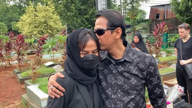 5 Potret Doddy Soedrajat dan Mayang Ziarah ke Makam Vanessa Angel dan Bibi Ardiansyah