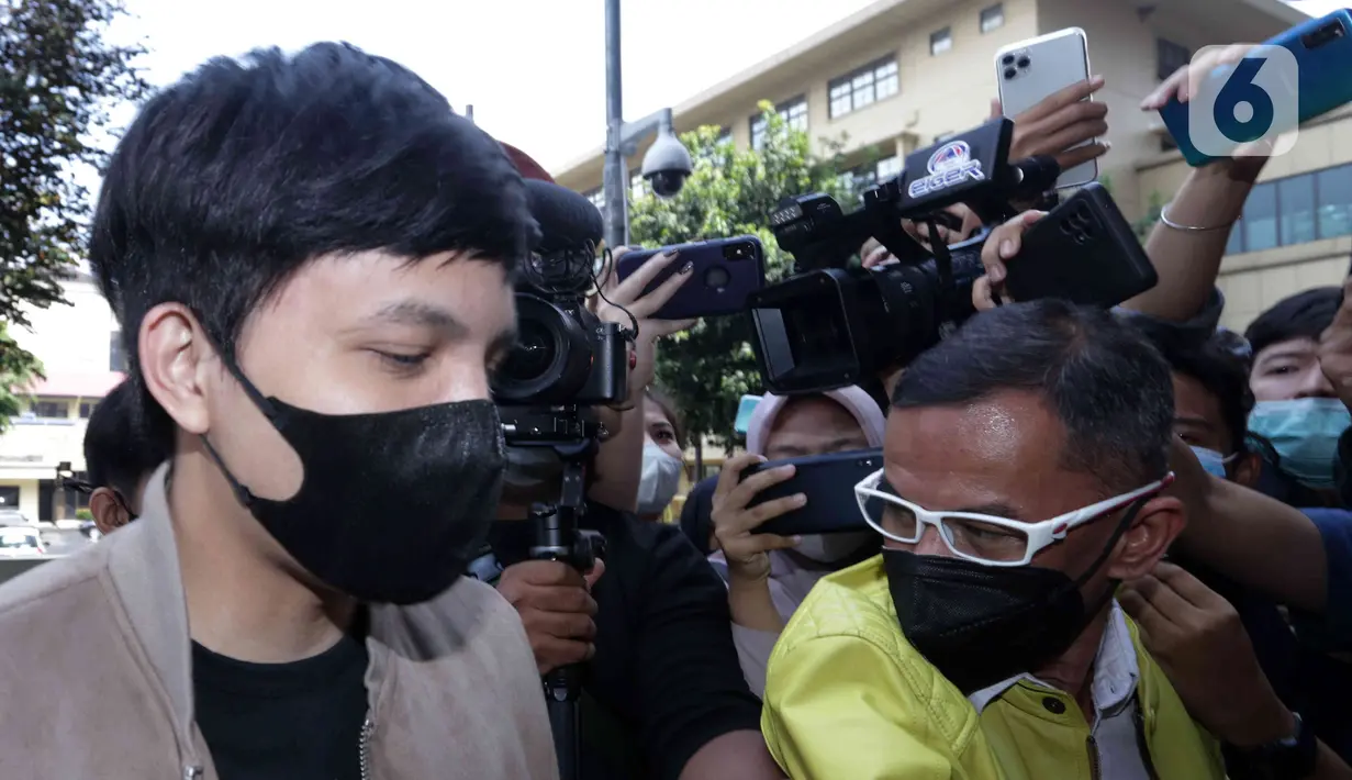 YouTuber Atta Halilintar tiba di Bareskrim Polri, Jakarta, Kamis (17/3/2022). Atta Halilintar menjalani pemeriksaan terkait kasus dugaan penipuan investasi trading binary option lewat platform Quotex dengan tersangka Doni Salmanan. (Liputan6.com/Herman Zakharia)