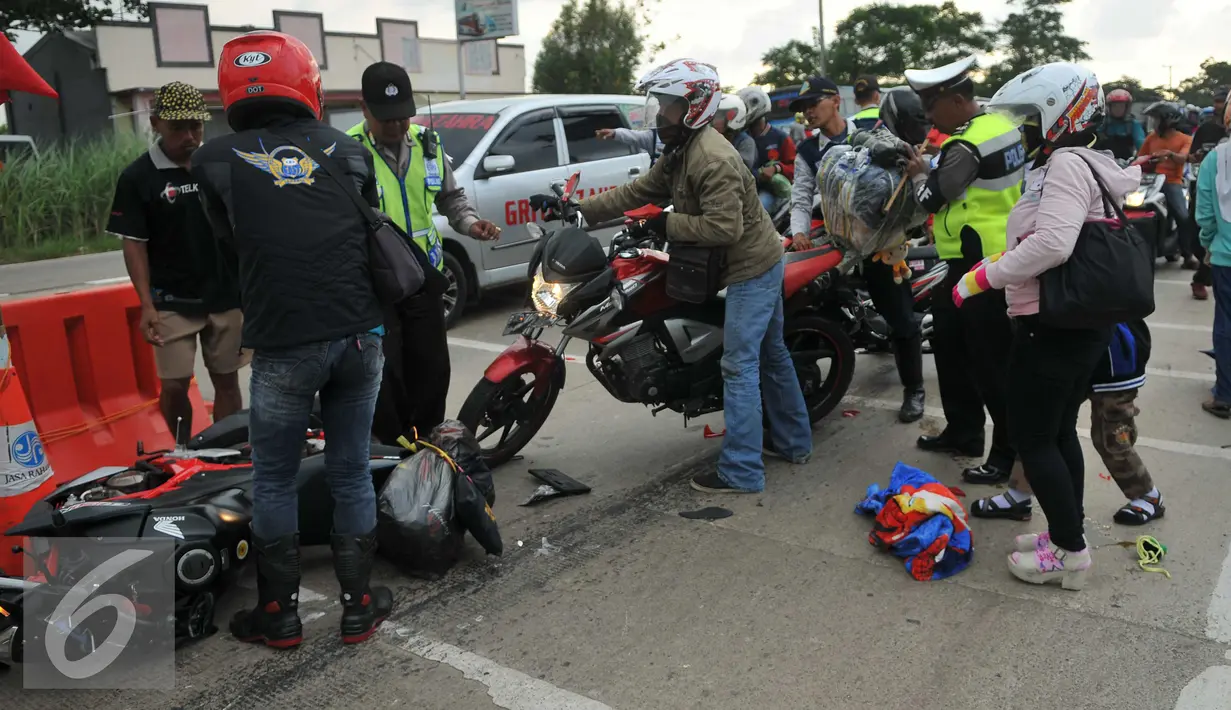 Kecelakaan antara pesepeda motor terjadi di  jalan Lamaran, Karawang, Jawa Barat, Minggu (3/7). Kecelakaan kecil terjadi menimpa pemudik yang menggunakan sepeda motor di jalan Lamaran, Karawang. (Liputan6.com/Gempur M Surya)