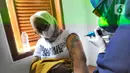 Warga saat mengikuti kegiataan hapus tato gratis saat pelaksanaan Festival Budaya Setu Babakan di Setu babakan, jakarta selatan, Minggu (14/08/20222). Lebih dari seratus warga dihapus tatonya dalam kegiatan yang diselenggarakan oleh IMS (Islamic Medical Service), KADIN Jaksel dan Baznas (Bazis) ini. (merdeka.com/Arie Basuki)