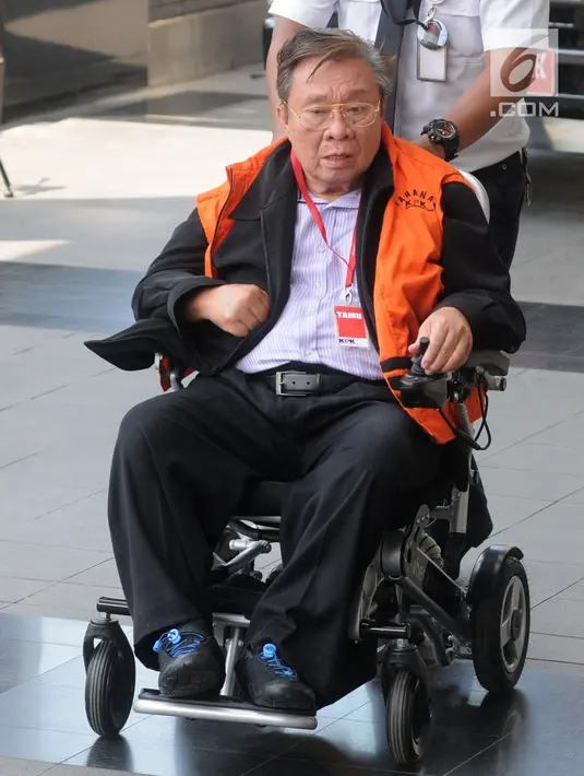 Dirut PT Wijaya Kusuma Emindao (WKE) Budi Suharto tiba di Gedung KPK, Jakarta, Senin (7/1). Budi datang menggunakan kursi roda dan rompi oranye. (Merdeka.com/Dwi Narwoko)