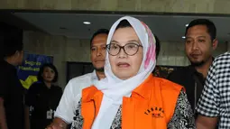 Mantan Menteri Kesehatan (Menkes) Siti Fadilah Supari kembali diperiksa oleh penyidik KPK, Jakarta, Rabu (16/11). Siti diperiksa sebagai tersangka terkait kasus korupsi alat kesehatan. (Liputan6.com/Helmi Afandi)