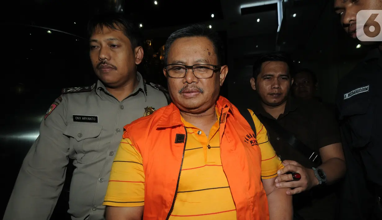 Bupati Indramayu, Supendi memakai rompi tahanan dikawal petugas usai menjalani pemeriksaan 1 x 24 jam pasca terjaring Operasi Tangkap Tangan (OTT) terkait dugaan suap pengaturan proyek dilingkungan Pemkab Indramayu tahun 2019 di Gedung KPK, Jakarta, Rabu (16/10/2019). (merdeka.com/Dwi Narwoko)