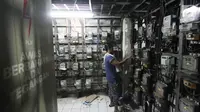 Pelanggan mengisi token listrik di Rusun Bendungan Hilir, Jakarta, Rabu (15/11). Pemerintah dan PT PLN (Persero) tengah menggodok penyederhanaan golongan pelanggan listrik rumah tangga. (Liputan6.com/Angga Yuniar)