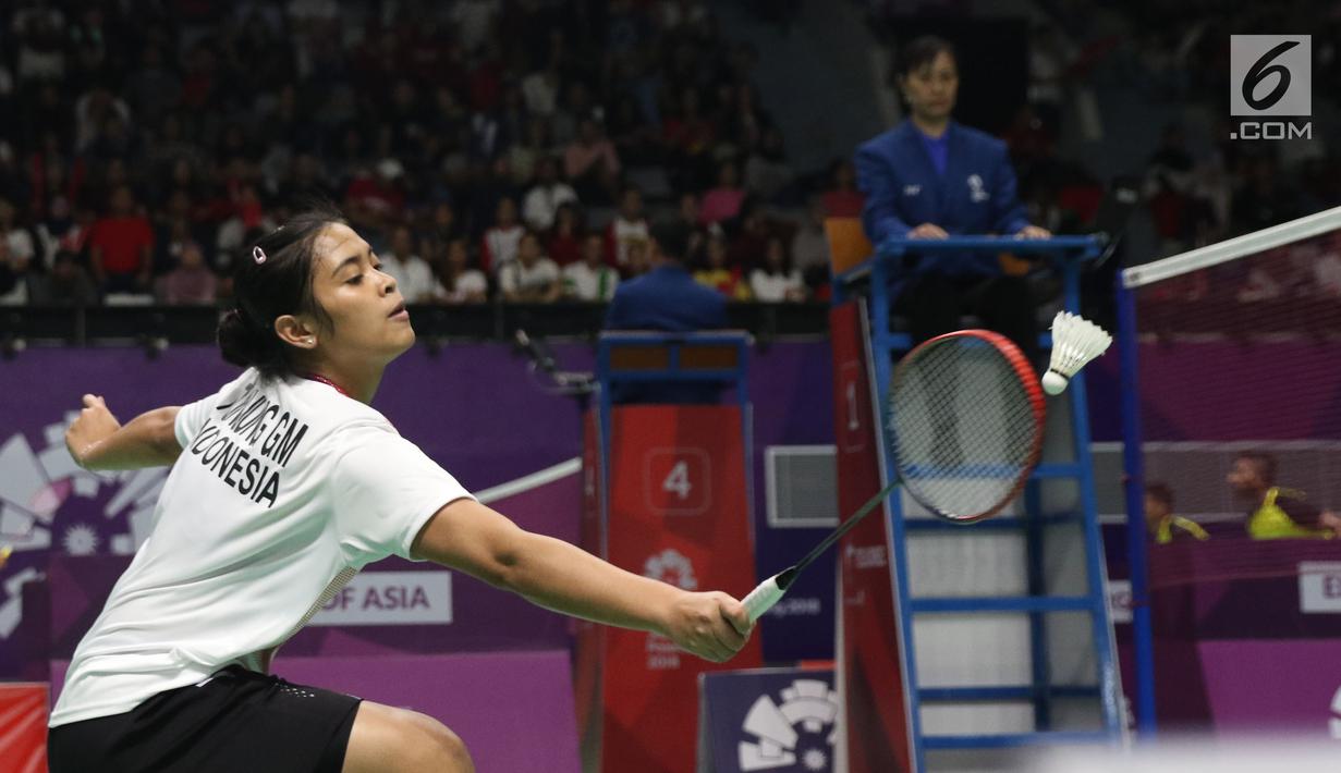 Tunggal putri Indonesia, Gregoria Mariska Tunjung mengembalikan kok ke arah pemain India, Pusarla V Sindhu di babak 16 besar Bulutangkis Tunggal Putri Asian Games 2018 di Istora Kompleks GBK, Jakarta, Sabtu (25/8). (Liputan6.com/Helmi Fithriansyah)