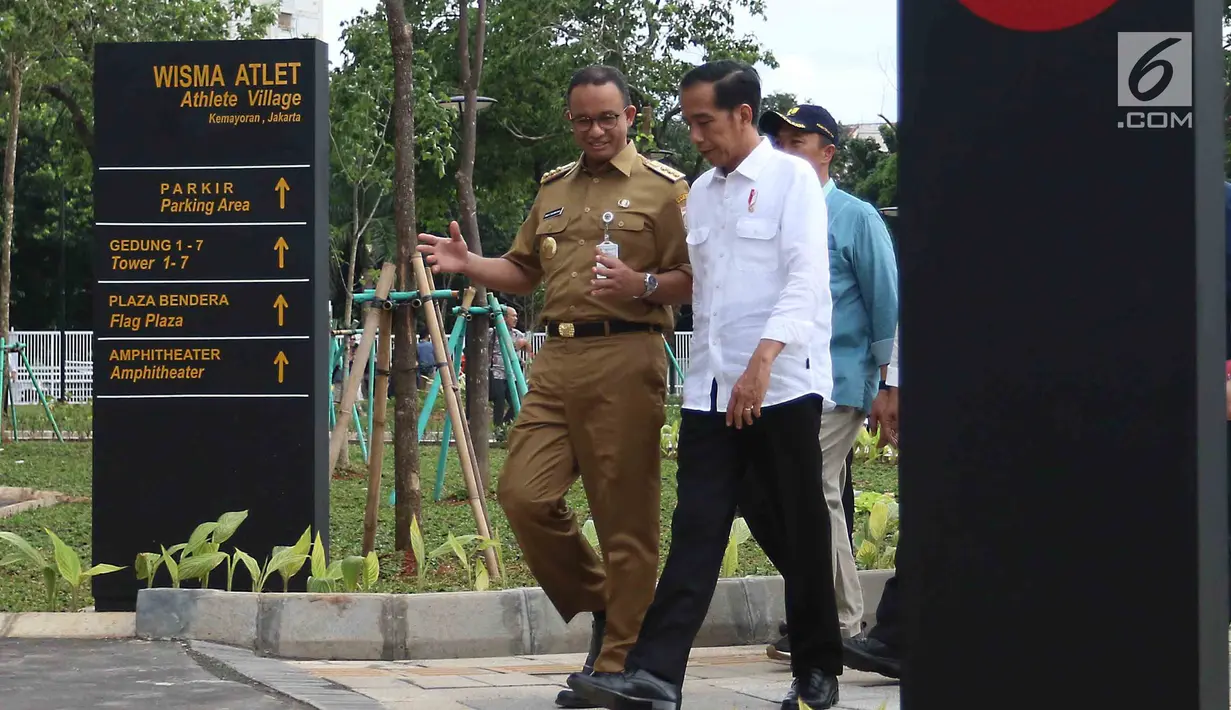 Presiden Jokowi didampingi Gubernur DKI Anies Baswedan saat meninjau wisma atlet di Kemayoran, Senin (26/2). Peninjauan tersebut dilakukan untuk melihat persiapan wisma untuk menampung para atlet Asian Games 2018. (Liputan6.com/Angga Yuniar)