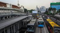Mulai 1 November mendatang, PT Transjakarta akan memberlakukan sistem kartu elektronik atau e-ticketing di sembilan koridor Transjakarta, (23/10/14). (Liputan6.com/Faizal Fanani) 