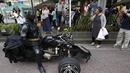 Aksi pria berkostum Batman tersebut menyita perhatian masyarakat kota Chiba di Jepang, (31/8/14). (REUTERS/Yuya Shino)