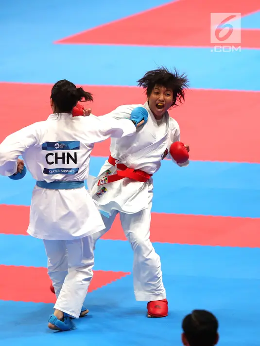 Karateka putri Indonesia, Cokorda Istri Agung Sanistyarani saat bertarung melawan Jiamie Ding dari China di babak final nomor Kumite 55 kg  di Arena Karate JCC Senayan, Jakarta, Minggu (26/8). Cokorda unggul dengan skor 1-0. (Liputan6.com/Fery Pradolo)
