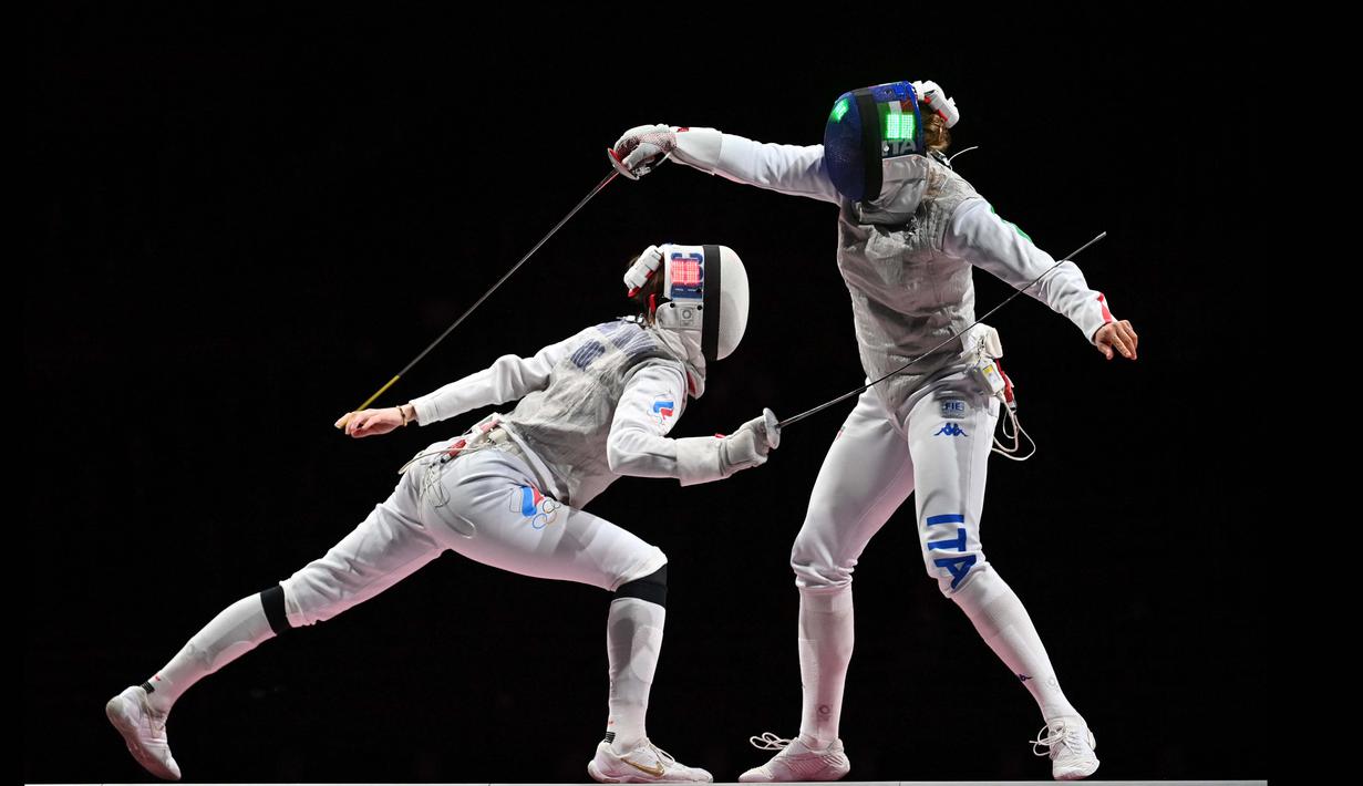 Atlet Anggar asal Rusia Larisa Korobeynikova (kiri) bertanding dengan Alice Volpi dari Italia dalam perebutan medali perunggu individu foil putri Olimpiade Tokyo 2020 di Makuhari Messe Hall, Prefektur Chiba, Jepang, Minggu (25/7/2021). (Foto: AFP/Fabrice Coffrini)