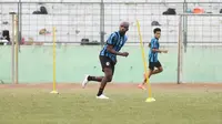 Striker baru Arema FC, Greg Nwokolo, langsung menggeber menu latihan tim di&nbsp;Stadion Gajayana, Malang, Selasa (25/7/2023). (Bola.com/Iwan Setiawan)