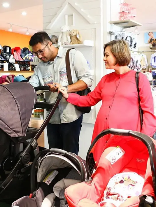 "Aku enggak mikir itu serius. Di televisi nasional, aku mikirnya Mas Surya bercanda, itu cuman gimmick aja. Aduh, saat itu aku nanya ‘ini beneran kan?’. Orang pada ketawa, haru juga," kata Cynthia tergelak. (Instagram/cynthia_lamusu)