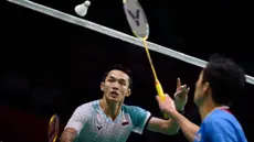 Pebulu tangkis Jepang Kenta Nishimoto (kanan) mengembalikan kok kepada Jonatan Christie (Indonesia) dalam pertandingan perempat final tunggal putra di turnamen bulu tangkis Korea Open 2025 di Suwon, Korea Selatan pada 26 September 2025. (ANTHONY WALLACE/AFP)