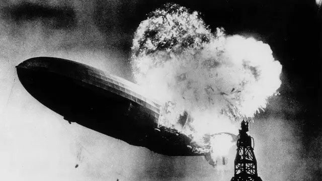 Airship atau kapal udara Hindenburg buatan Jerman meledak di atas Pangkalan Udara Angkatan Laut Lakehurst di New Jersey. (AP)