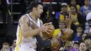 Pemain Golden State Warriors, Zaza Pachulia (kiri) bertabrakan dengan pemain Portland Trail Blazers, Damian Lillard pada laga preseason NBA basketball game, Oakland, California, Sabtu (22/10/2016) WIB. Warriors 107-96. (AP/Ben Margot)