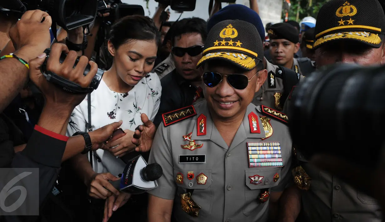 Kapolri Jenderal Tito Karnavian tiba di lokasi ditemukannya bom aktif di Tangerang Selatan (Tangsel), Rabu (21/12). Menurut Tito bom yang ditemukan diduga berdaya ledak rendah low explosive karena berbahan potasium nitrat. (Liputan6.com/Helmi Afandi)