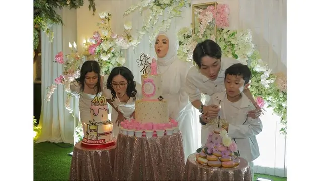 6 Potret Perayaan Ulang Tahun ke-40 Okie Agustina, Riasannya Bikin Pangling