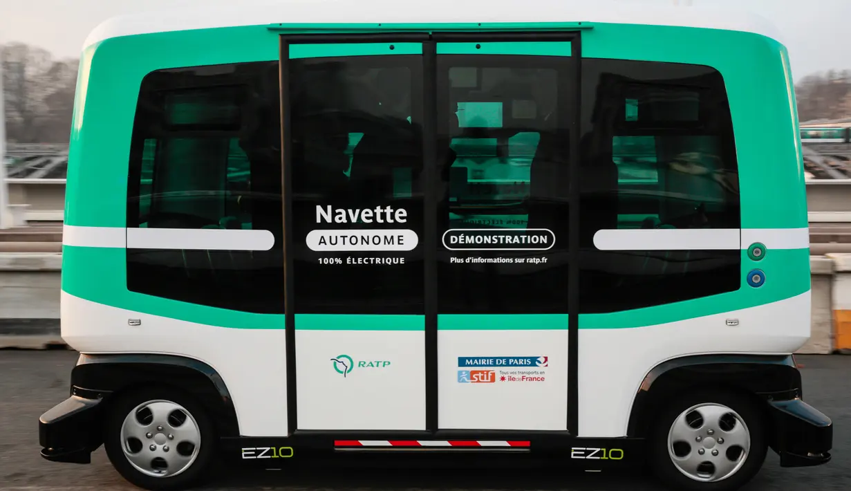 Bus listrik swakemudi (otonom) memulai uji coba pertama pengoperasian antara stasiun Austrelitz dan stasiun Lyon, Paris, Senin (23/1). Paris memulai eksperimen bus tanpa sopir dalam upaya merevolusi transportasi menggunakan kendaraan otomatis. (AFP Photo)