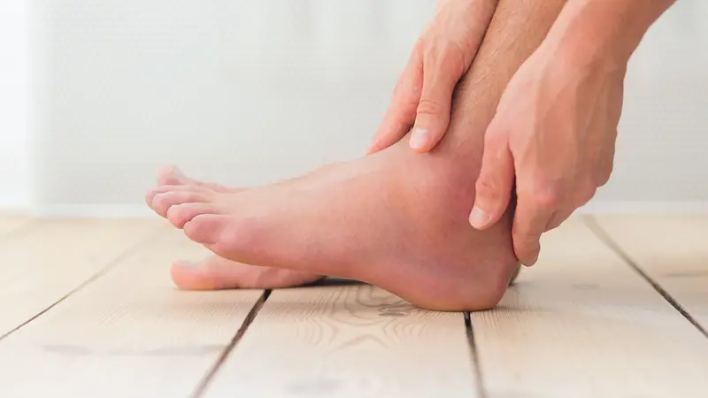 Tips mengatasi kaki bengkak yang perlu kamu tahu.